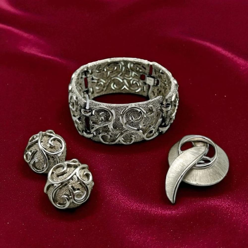 Vintage Trifari Silver Tone Jewelry Set – Panel Bracelet, Earrings, Brooch